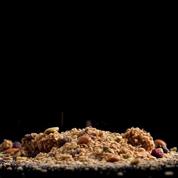 Una cascada de avena y frutos secos cae sobre una generosa pila de granola.
