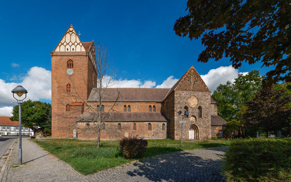 Zwischen Romanik und Gotik: die denkmalgesch&uuml;tzte Stadtkirche "St. Marien" am brandenburgischen Jakobsweg in Treuenbrietzen, Ansicht von S&uuml;den - Inschriften wurden retuschiert