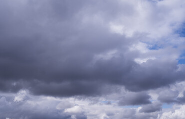Obraz premium Natural blue sky with moving white and grey clouds creating dramatic cloudscape texture suitable for weather background.