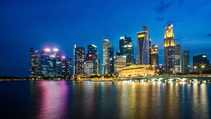 Obraz premium Beautiful Singapore cityscape at dusk, iconic Marina Bay landmarks at night.