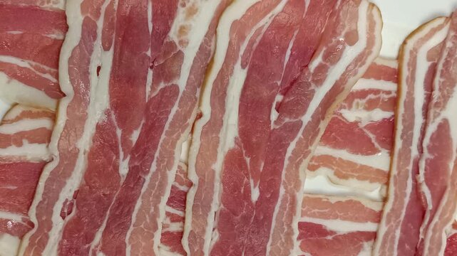 tranches de poitrine de porc crue