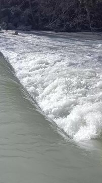 Rivi&egrave;re d'eau rapide, eau vive