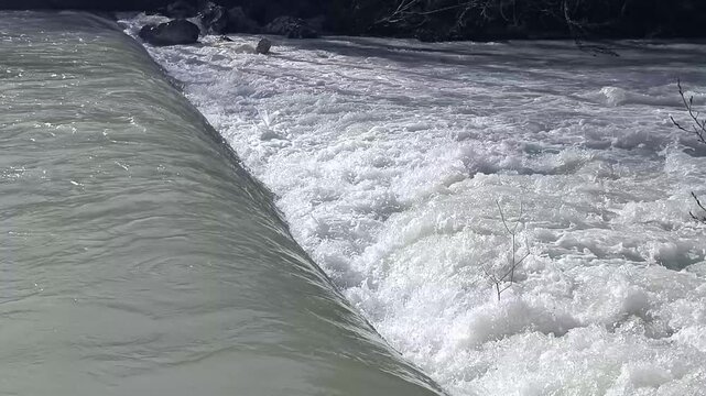 Rivi&egrave;re d'eau rapide, eau vive