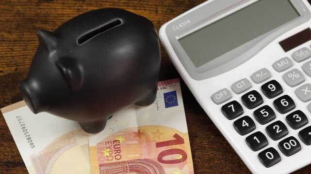 &Eacute;pargne, calculatrice, billet euro et tirelire