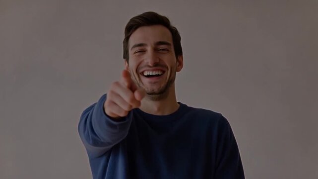 Homme riant et pointant la cam&eacute;ra