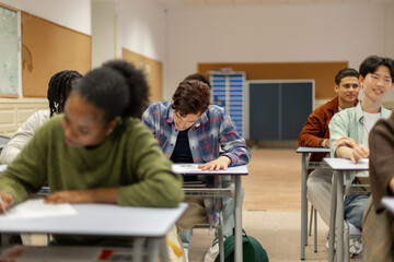 Obraz premium Diverse high school students studying in classroom