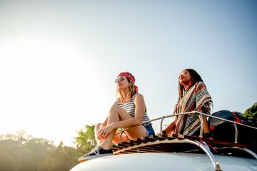 Obraz premium Friends enjoying scenic road trip.