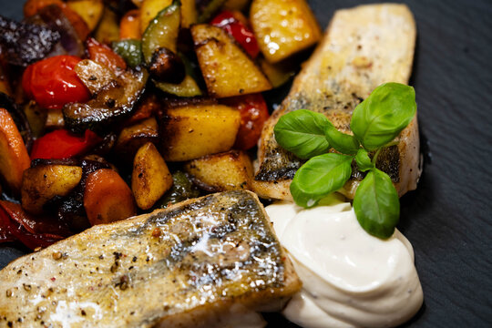 frisches Zanderfilet mit Kr&auml;utern und Gew&uuml;rzen