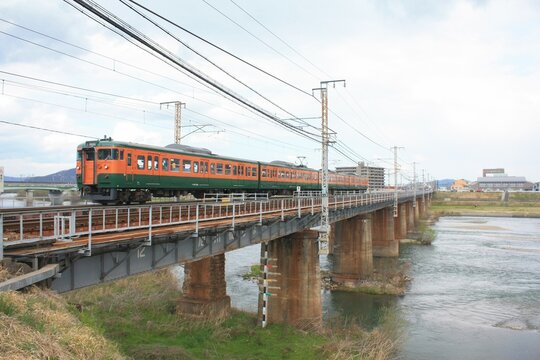 鉄橋を渡るレトロな近郊型電車