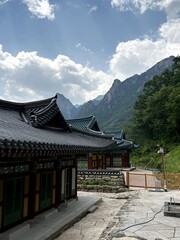 Naklejka premium 웅장한 산세 아래 평온하게 자리 잡은 한국의 전통 사찰