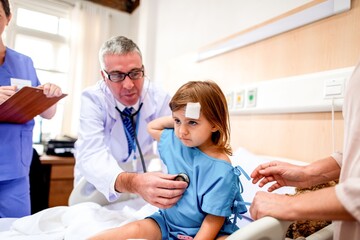 Obraz premium Doctor examining young patient.
