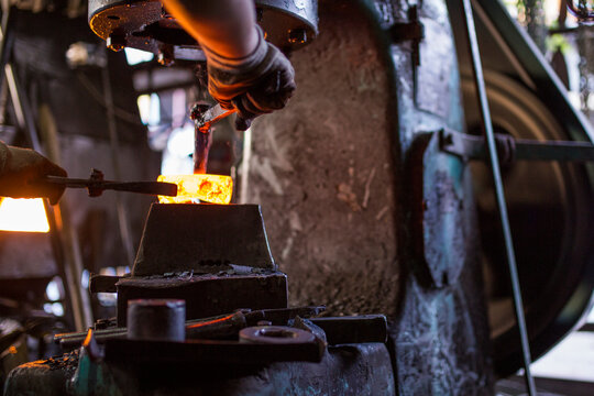 A veteran of 50 years. A master ironworker who shapes cold iron by heating it to a fever. He entered this profession at the age of 10 and has spent 50 years shaping iron according to people's needs.