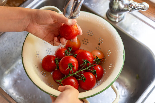 Fresh tomatoes rinsed in colander.
