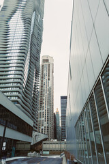 Obraz premium Tall buildings rise in a cityscape with modern architecture against a cloudy sky in Chicago