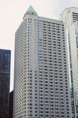 Obraz premium Buildings stand tall in a city with clear sky and sunlight on a typical day in an urban area