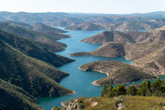 Em meio &agrave;s montanhas, o Rio Sabor com a Serpente do Medal em Tr&aacute;s-os-Montes, Portugal