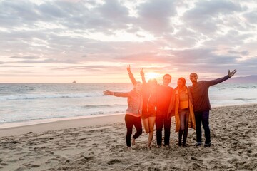 Fototapeta premium Friends enjoying sunset beach
