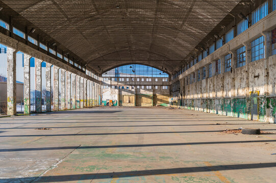 Wnętrze opuszczonej hali produkcyjnej fabryki FSO na Żeraniu w Warszawie, architektura przemysłowa