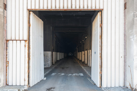 Opuszczony tunel technologiczny pod drogą, dawna fabryka samochod&oacute;w FSO Żerań, architektura przemysłowa.