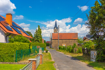 Brandenburg Dorfstrasse in der Gemeinde Kagel / Gerünheide mit historischer Dorfkirche (Schinkel Schule) - Großraum Erkner. Brandenburger Dorfleben wohnen im Bundesland Brandenburg - Berliner Umland © Maurice Tricatelle