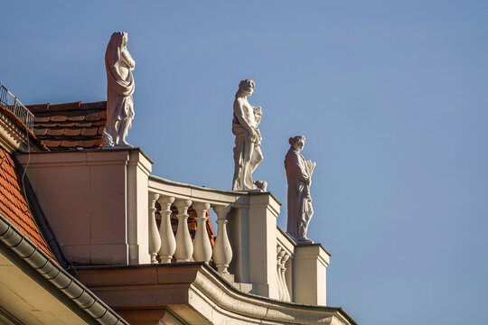 dekorative Statuen an der Balustrade