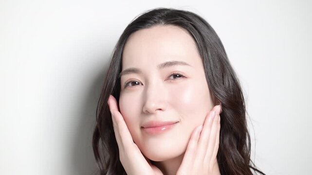 黒髪が綺麗で若い女性の艶や透明感のあるビューティーイメージ　カメラ目線でうっとりする動画