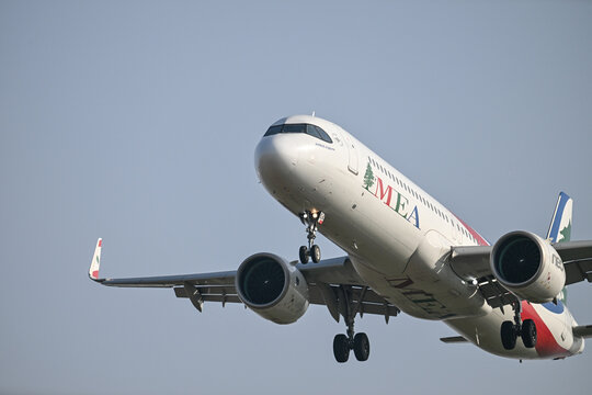 Avion atterrissage Brussels Airport MEA