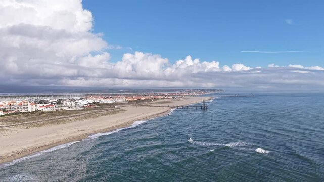 La plage de Port Leucate et son fameux ponton dans le d&eacute;partement de l'Aude en r&eacute;gion Occitanie en mars 2026.