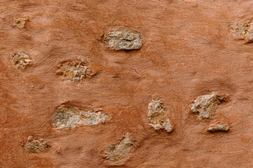 Pierres apparentes sur un mur en crépis beige orangé © Concept Photo Studio