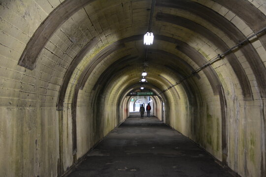 黒部ダムへと続くコンクリートトンネルの通路