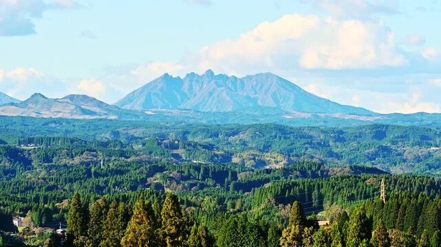 五ヶ瀬町から望む阿蘇根子岳の絶景と田園風景のパノラマ
「神話の里・五ヶ瀬から仰ぎ見る、阿蘇根子岳の勇姿。心まで開放される、九州のパノラマビュー。」
宮崎県五ヶ瀬町 (五ヶ瀬ワイナリー展望台)
A spectacular view of Mt. Aso Neko and a panoramic rural landscape from Gokase Town