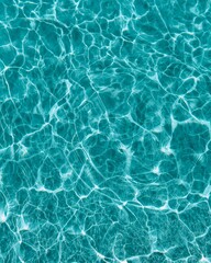 Obraz premium Captivating view of shimmering clear water surface with the reflection of the sun