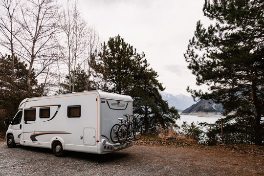 Camping car en pleine nature au bord de l'eau