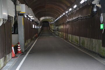 黒部ダム内部へと続く無機質な管理用トンネル © apoptosis