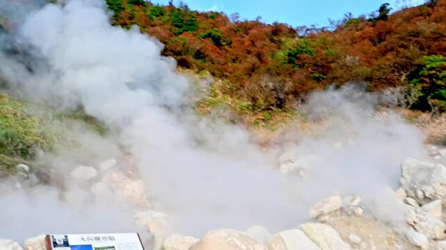 力強い噴気、秋の山肌を背景に立ち込める濃密な白い蒸気
「画面を横切るほど勢いのある噴煙が、火山の生命力をダイレクトに伝えます。観光紹介だけでなく、地熱エネルギーを象徴する素材としても最適です。」
長崎県雲仙市小浜町雲仙(雲仙地獄)
Powerful fumaroles and dense white steam rising against the autumn mountainside.