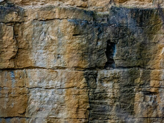 Gesteinsschichten an einer Felswand