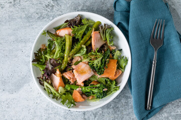 Salmon with asparagus and fresh vegetable green salad