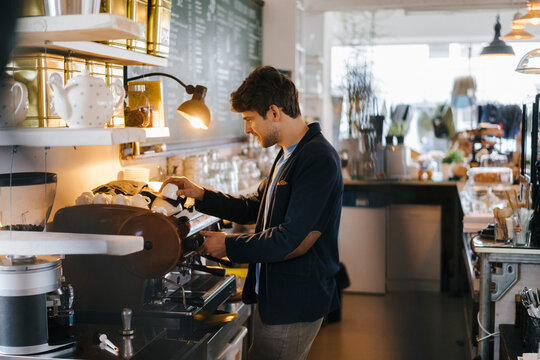 Man in a cafe sorting cups