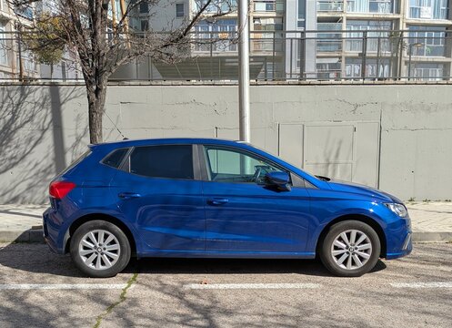 Vista lateral de un autom&oacute;vil Seat Ibiza aparcado en una calle de Madrid, Espa&ntilde;a, 16 de febrero de 2026