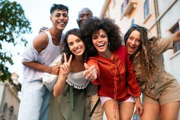 Fototapeta premium Friends traveling together, embracing adventure, laughter and unforgettable beach fun during a trip