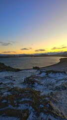 Zachodzące słońce w górach nad jeziorem  © Asnyko