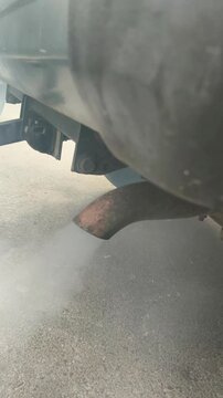 Humo y sonido de tubo de escape de veh&iacute;culo provocando calentamiento global y contaminaci&oacute;n de aire
