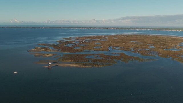 Les Cabanes Tchanqu&eacute;es, sur l'&icirc;le aux Oiseaux, au milieu du Bassin d'Arcachon en Gironde sont l'une des attractions touristiques les plus visit&eacute;es.