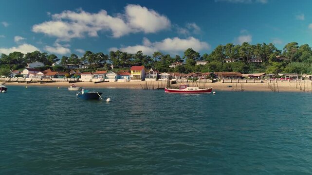 P&eacute;ninsule du Cap-Ferret, Bassin d'Arcachon, France, Gironde, Nouvelle-Aquitaine, port ostr&eacute;icole de Piraillan et pinasse (bateau traditionnel) 