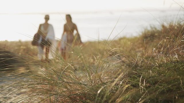 Bassin d'Arcachon, Gironde, Nouvelle-Aquitaine, France, deux femmes marchent dans les dunes oc&eacute;anes, plage de la Salie