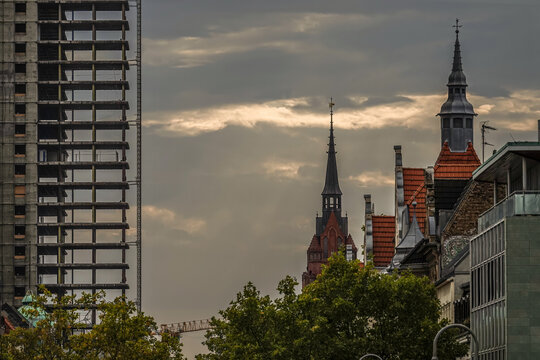 historische Geb&auml;ude neben Baustelle eines Wolkenkratzers