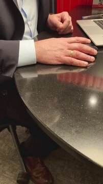 Hombre elegante trabajando con ordenador y alianza de matrimonio. s&iacute;mbolo de compromiso y vida laboral