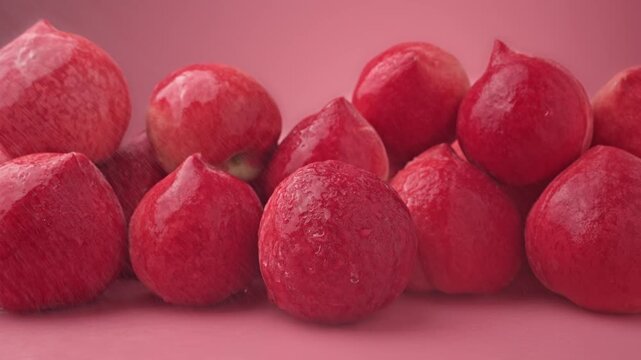 视频标题 (约 193 个字符)
Macro Close-up of Fresh Red Honey Peaches with Glistening Water Droplets and Falling Mist on Pink Background, Luxury Food Commercial