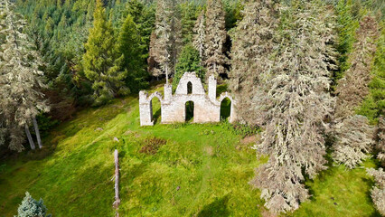 Obraz premium Creag Ruadh Stone Ruins, An Iconic Highland Folly Nestled in the Verdant Forest Landscape of Northern Scotland, Perfect for Travel and Historical Documentation.