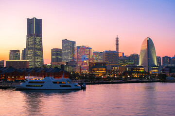 神奈川県横浜市 トワイライトに染まる大さん橋から望むみなとみらいと観覧車の夜景